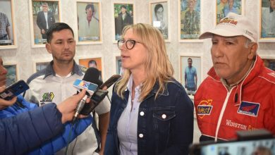 Photo of Fwd: PRESENTARON LA 7ma. FECHA DE MOTOCICLISMO QUE SE CORRE EN CHARATA ESTE FIN DE SEMANA Este sábado 7 y domingo 8 en el circuito “Don Lito” se disputará la 7ma. fecha de motociclismo, gran espectáculo que genera una marcada expectativa y donde se espera una alta participación de pilotos de varias provincias de las categorías que van de la mini a las de 450 cc. de cilindrada, luego de los trabajos de recuperación del óvalo que quedara con agua tras el paso de la emergencia hídrica en la región y donde el Municipio trabajó a la par de la comisión directiva de ACIMCHA para recuperar el trazado y poner en condiciones el predio. Cristian Muller, dirigente de la asociación, agradeció a la Intendente Chomiak por la gran colaboración prestada para poner en buenas condiciones el predio. Asimismo, invitó a la comunidad a ser parte de este espectáculo “donde se correrá la 7ma. Fecha de motociclismo en Charata, en las categorías de mini moto a reina motocicletas de 450 cc