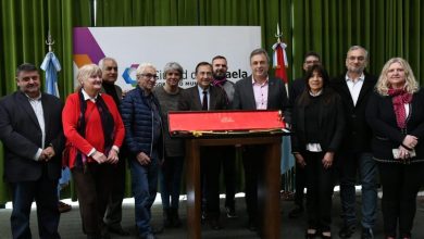 Photo of Fwd: DEPARTAMENTO CASTELLANOS: RAFAELA RECIBIÓ UN CALCO DEL SABLE CORVO DEL GRAL. SAN MARTÍN